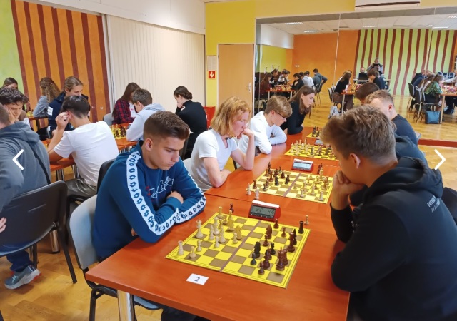 Uczniowie II LO podczas szkolnego turnieju szachowego